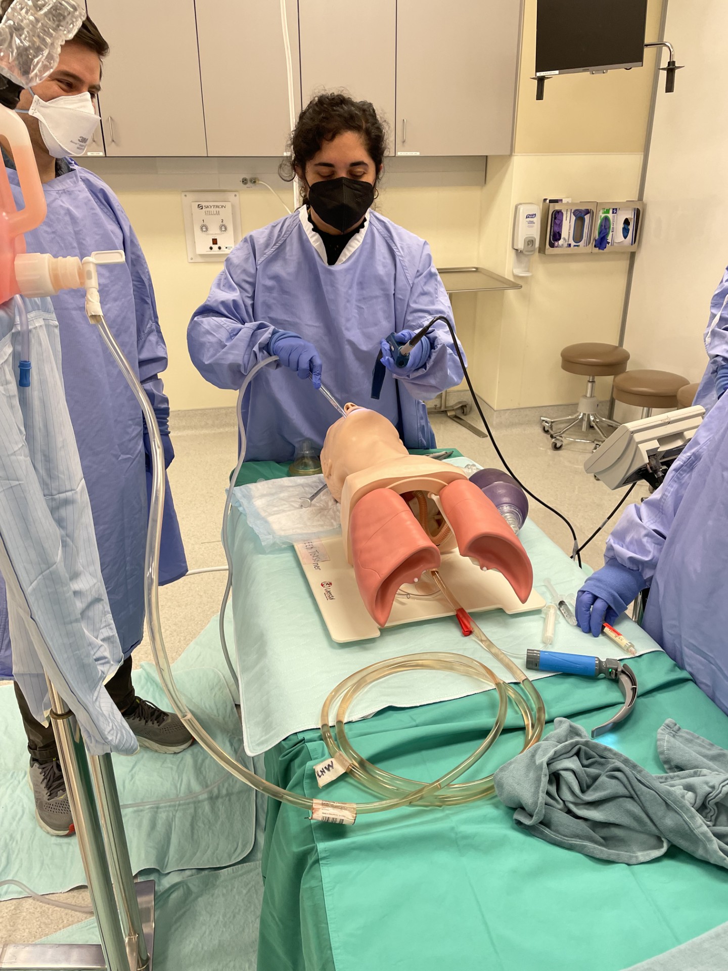 Critical care students practice on a dummy.